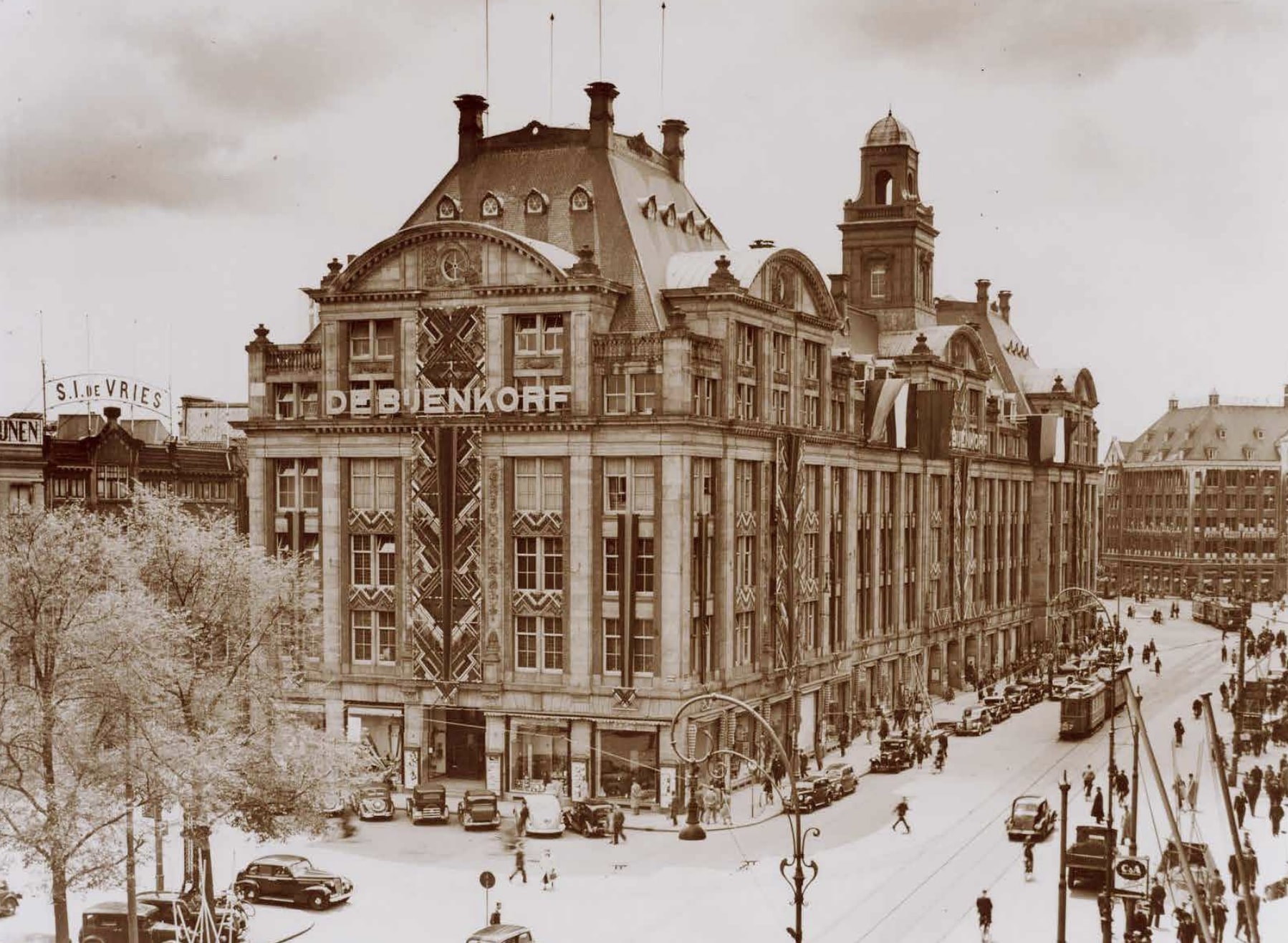 A ma is Amszterdam központjában, a Damrak sarkán álló, Jacobus Augustinus van Straaten tervei alapján épült és 1914-re elkészült impozáns üzletpalota, 1914, archív fotó